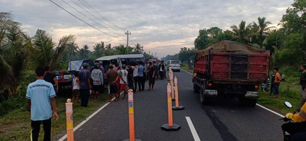 Sebanyak empat orang tewas pada kecelakaan antara minibus Elf bernomor polisi B 7767 YK dengan pickup Mitsubishi L300 bernomor polisi R 1720 PW di jalur Pantai Selatan Kebumen, Minggu (29/12). Humas Polres Kebumen