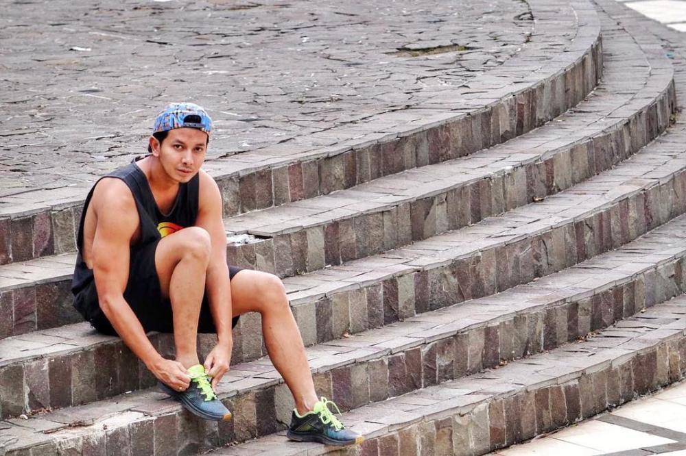 10 Potret Sonny Septian yang Kian Macho dan Manly Abis, Suami Idaman!