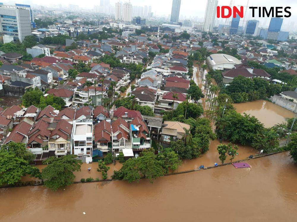 (Banjir karena lubernya Terusan Kali Pesanggrahan, Jakarta Barat) IDN Times/Anata