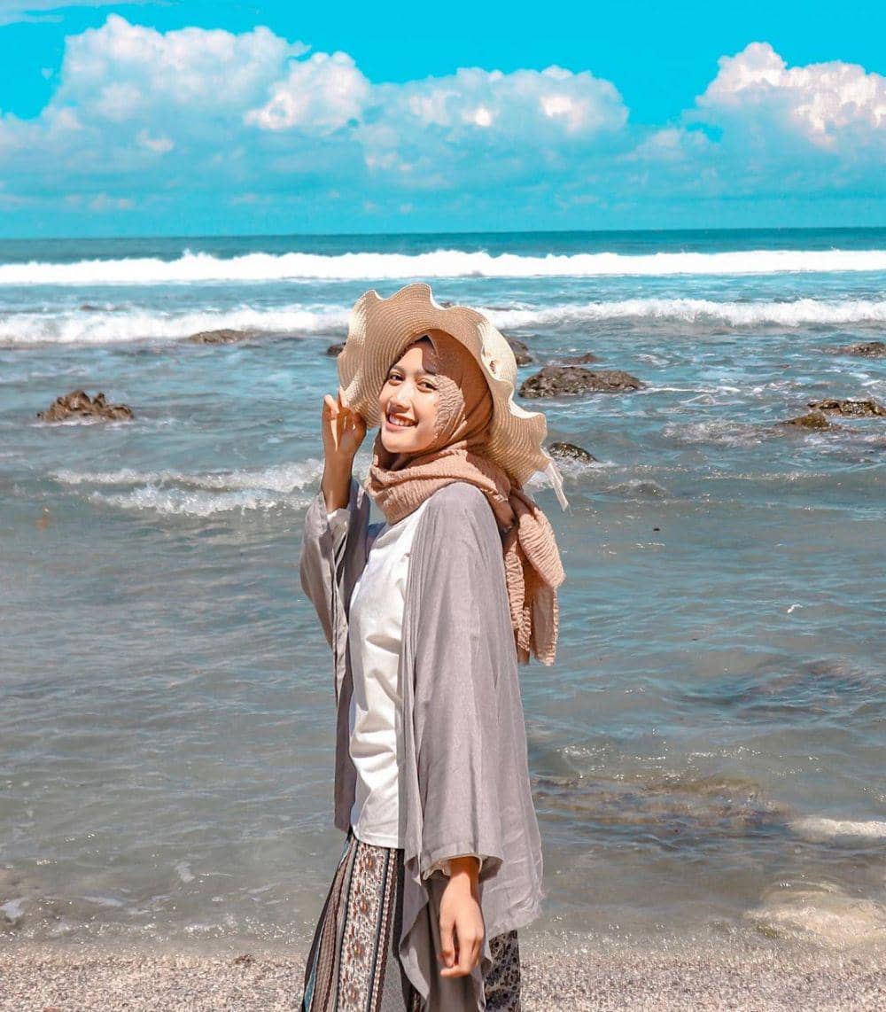 10 Outfit Pantai ala Selebgram Dian Wahyu Marselina