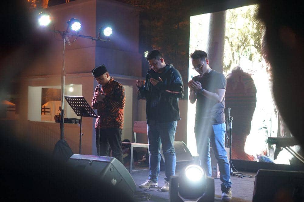 Bobby Nasution (tengah) merayakan pergantian tahun di Kota Medan dengan menggelar doa bersama anak muda Kota Medan (Dok. IDN Times)