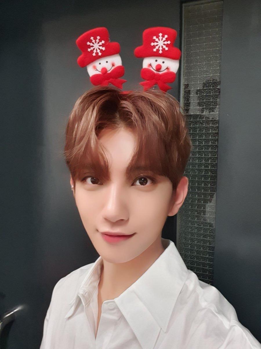 10 Potret Kalem Joshua SVT yang Bikin Jatuh Hati
