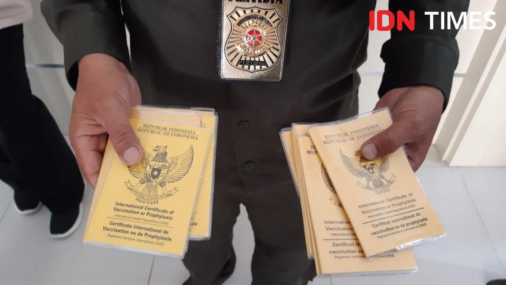 Buku Vaksin Diduga Palsu Disita dari Calon Jemaah Umrah di Soetta