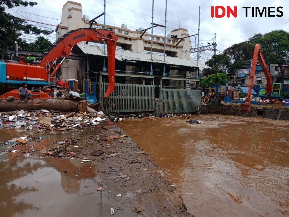 [FOTO] Kondisi Terkini Pintu Air Manggarai, Sampah Menumpuk Diangkut