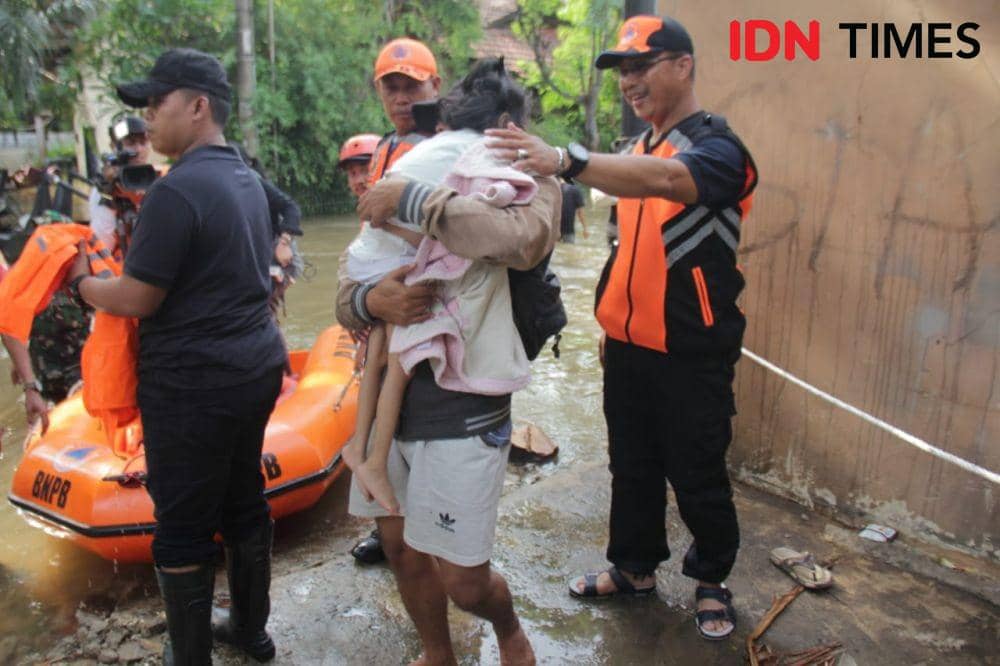 Evakuasi Balita pengidap sirosis hati di banjir Ciledug Indah (IDN Times/Candra Irawan)