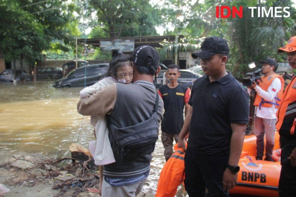 Penuh Lilitan Selang Oksigen, Bocah Penderita Sirosis Hati Dievakuasi