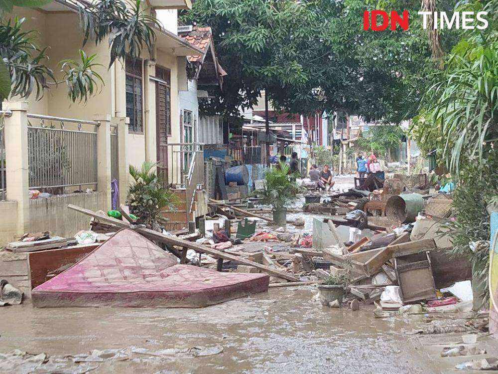Warga Kompleks Jaka Kencana bersihkan lumpur pasca banjir, Kamis (2/1). (IDN Times/Dini Suciatiningrum)