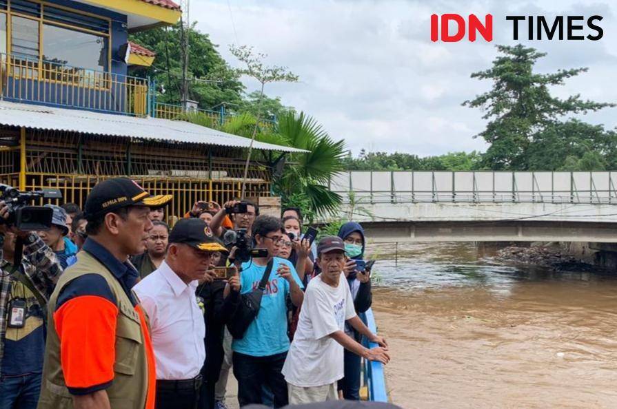 Menko PMK Muhadjir Effendy dan Kepala BNPB Doni Monardo meninjau Pintu Air Manggarai, Kamis (2/1). (IDN Times/Irfan Fathurohman)