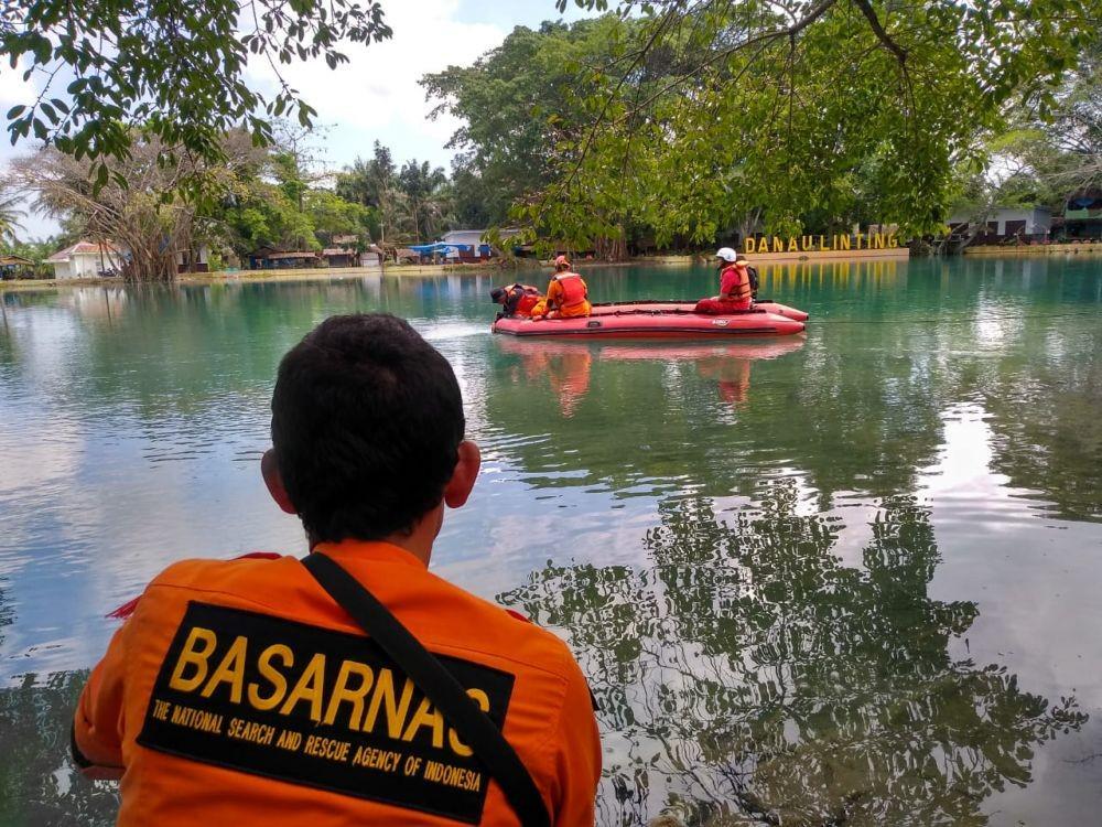 Regu penyelam SAR sempat kesulitan karena tingginya suhu air di bawah permukaan Danau Linting (Istimewa)