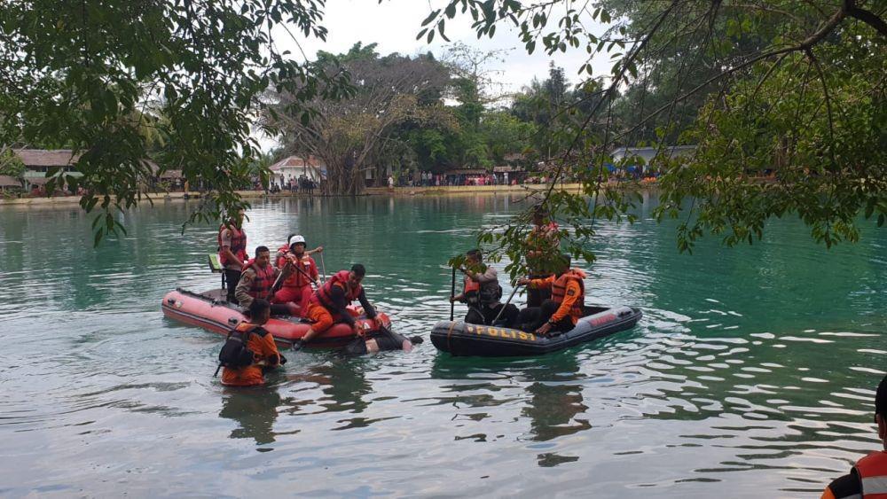 Tim SAR gabungan saat melakukan pencarian terhadap Anto yang tenggela di Danau Linting (Dok. Polresta Deli Serdang)