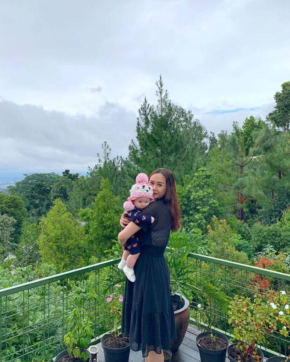 9 Potret Aura Kasih Saat Momong Anaknya, Arabella yang Bikin Gemas!