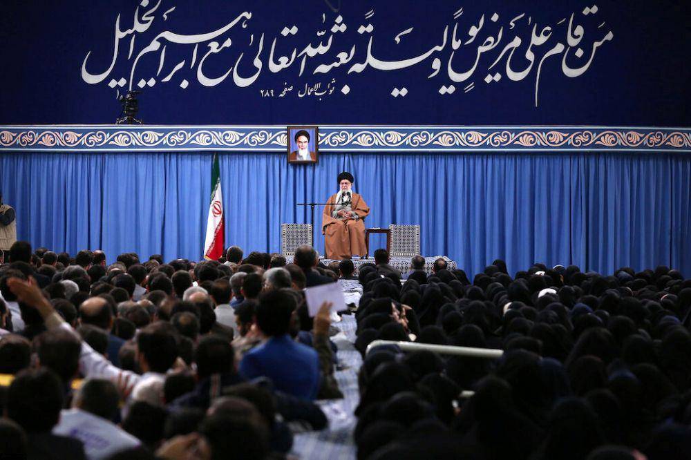 Pemimpin Tertinggi Iran Ayatollah Ali Khamenei berpidato saat pertemuan di Teheran, Iran, pada 1 Januari 2020. ANTARA FOTO/Official Khamenei website/Handout via REUTERS