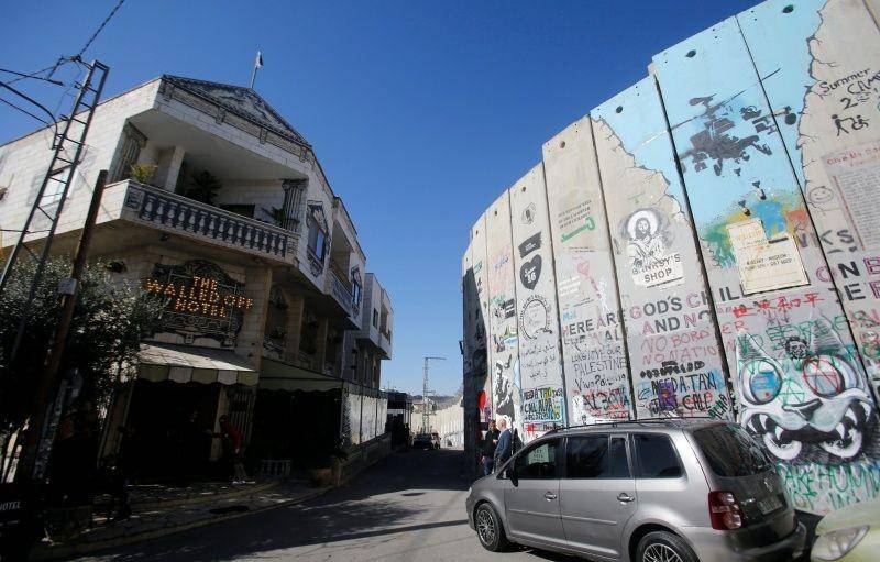 Suasana hotel Walled Off dan bagian dari dinding Israel di Betlehem di wilayah pendudukan Israel, Tepi Barat, pada 22 Desember 2019. ANTARA FOTO/REUTERS/Mussa Qawasma