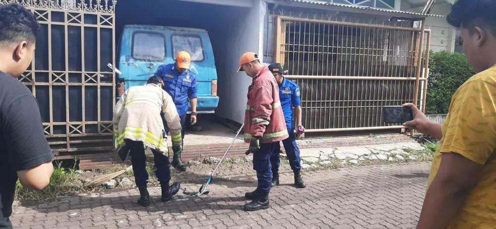 Ular Berukuran 1 Meter Ditemukan Warga di Dalam Kap Mobil