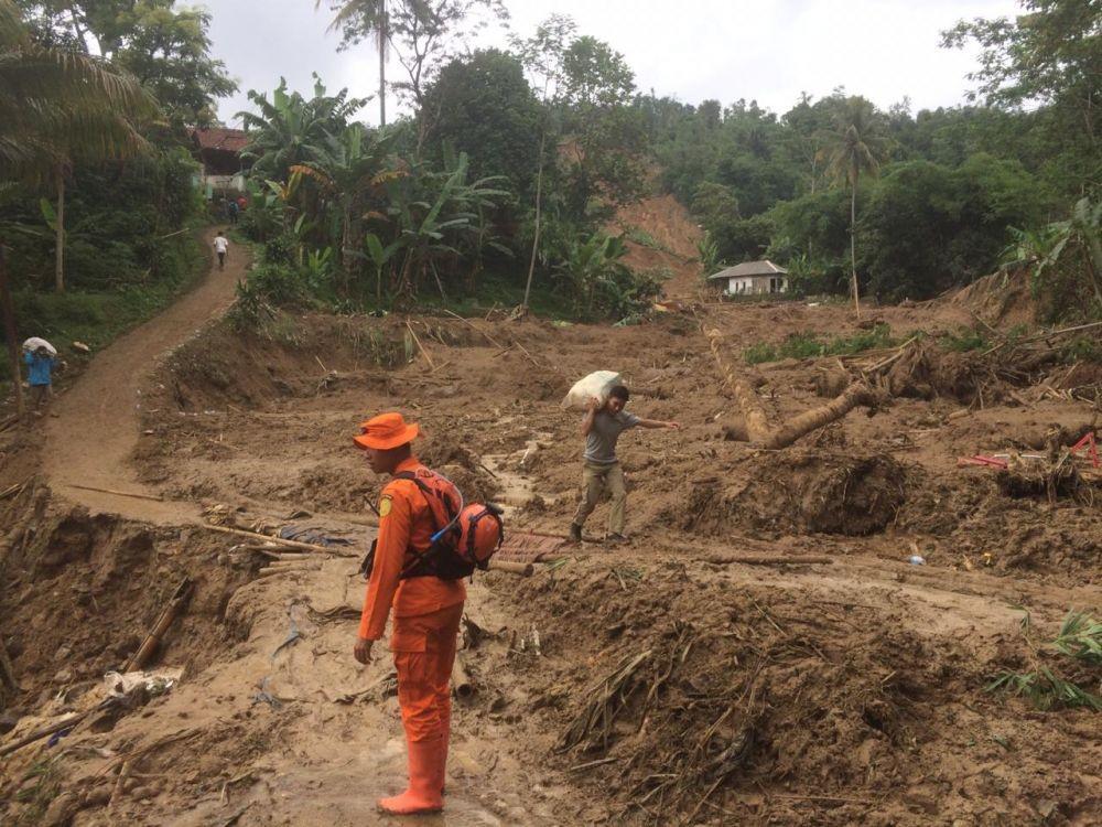 11 Desa di Bogor Terisolir, Tiga Orang Masih Tertimbun Longsor