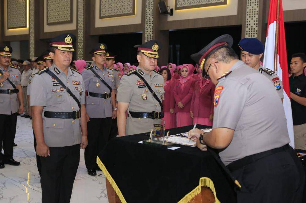 Kapolda Jatim Irjen Pol Luki Hermawan (kanan) memimpin sertijab sejumlah pejabat baru, Jumat (3/1). IDN Times/Dok. Humas Polda Jatim