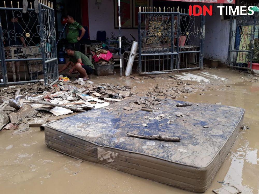 Cerita Warga Tak Mampu Selamatkan Benda Berharga karena Banjir 4 Meter