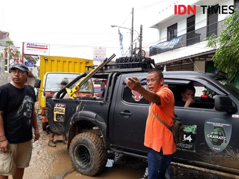 Komunitas Offroad Bantu Evakuasi Mobil yang Tersapu Banjir di Bekasi