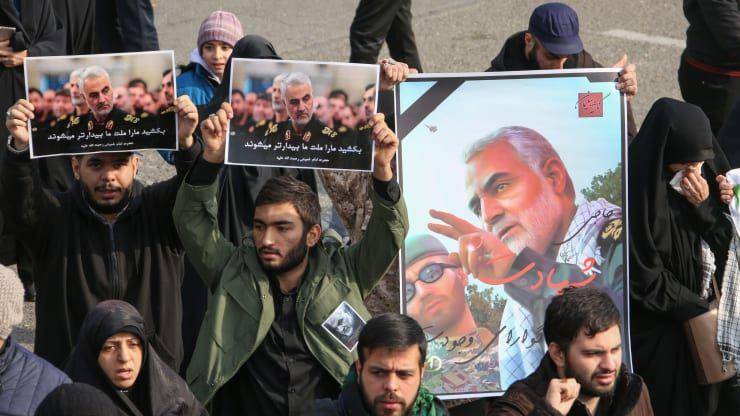 Demonstran Iran memegang poster Jenderal Qasem Soleimani selama demonstrasi di ibukota Teheran pada 3 Januari 2020 melawan penyerangan di Baghdad. cnbc.com