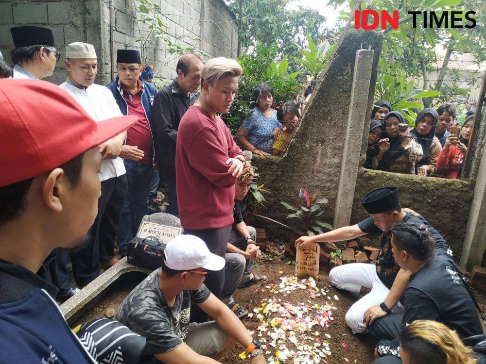 Rizky Febian di Pemakaman Lina (IDN Times/Azzis Z.)