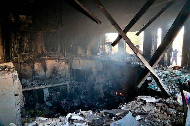 Asap mengepul dari ruang penerimaan kedutaan AS yang dibakar oleh orang-orang milisi Pro-Iran dan para pendukung mereka, di Baghdad, Irak, Rabu, 1 Januari 2020. Khalid Mohammed/military.com