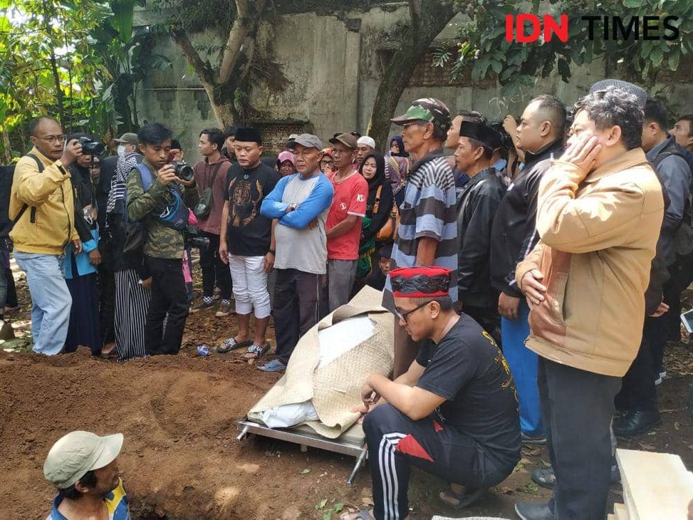 Sule dan keluarga di pemakaman Lina (IDN Times/Azzis Z)
