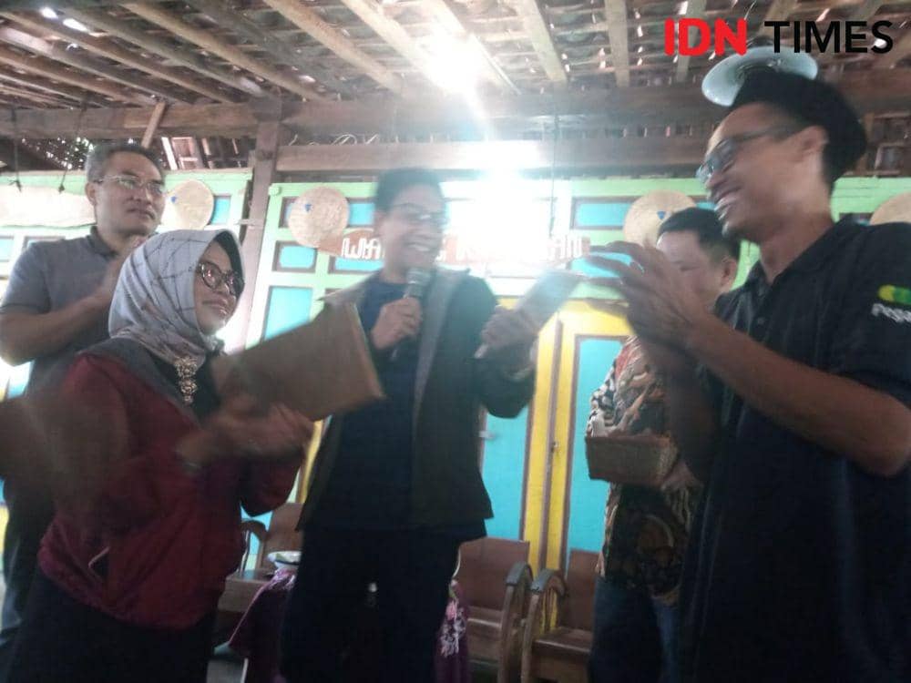 Kepala Desa Panggungharjo, Wahyudi Anggoro Hadi (kanan). IDN Times/Daruwaskita