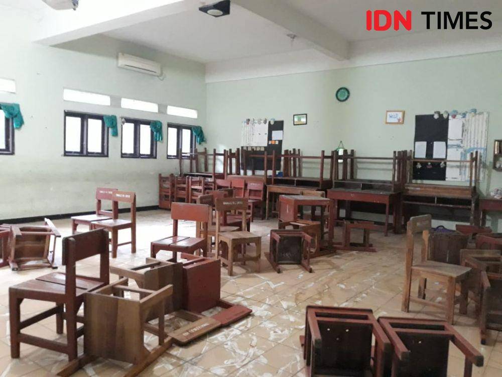 Meja, kursi, dan komputer rusak akibat banjir merendam SMAN 2 Kota Bekasi. (IDN Times/Fitang Budhi Adhitia)