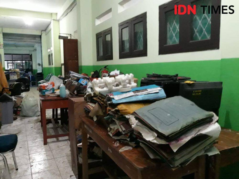 Banyak dokumen hilang akibat banjir di SMAN 2 Kota Bekasi. (IDN Times/Fitang Budhi Adhitia)