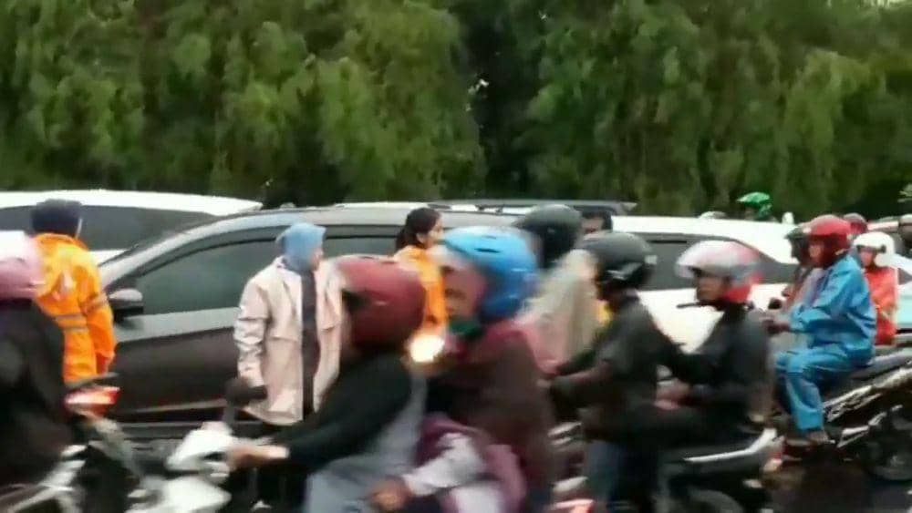 Hujan Deras Disertai Angin Landa Surabaya, Risma Langsung Meluncur