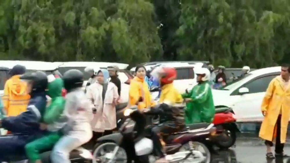 Wali Kota Surabaya Tri Rismaharini turun tangan saat hujan disertai angin melanda Surabaya, Minggu (5/1). (Screenshoot video Humas Pemkot Surabaya)