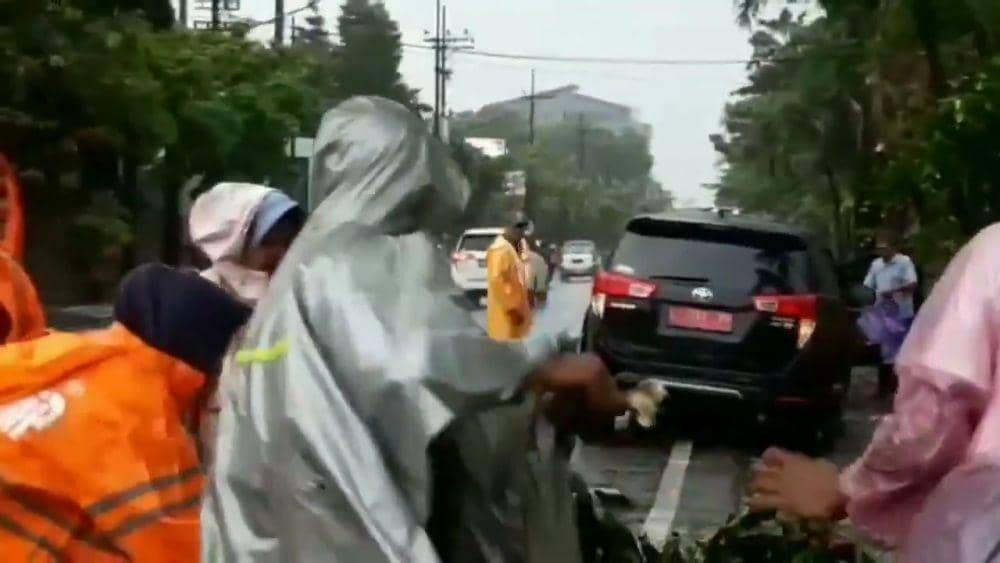 Wali Kota Surabaya Tri Rismaharini turun tangan saat hujan disertai angin melanda Surabaya, Minggu (5/1). (Screenshoot video Humas Pemkot Surabaya)