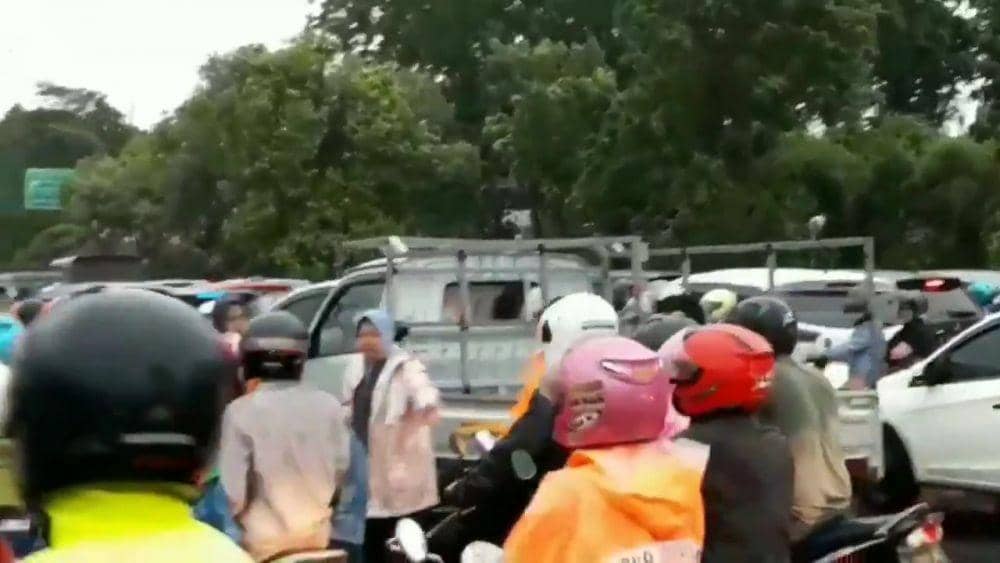 Wali Kota Surabaya Tri Rismaharini turun tangan saat hujan disertai angin melanda Surabaya, Minggu (5/1). (Screenshoot video Humas Pemkot Surabaya)