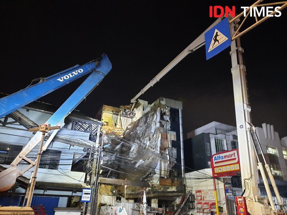 Gedung Ambruk di Slipi Dirobohkan Malam Ini