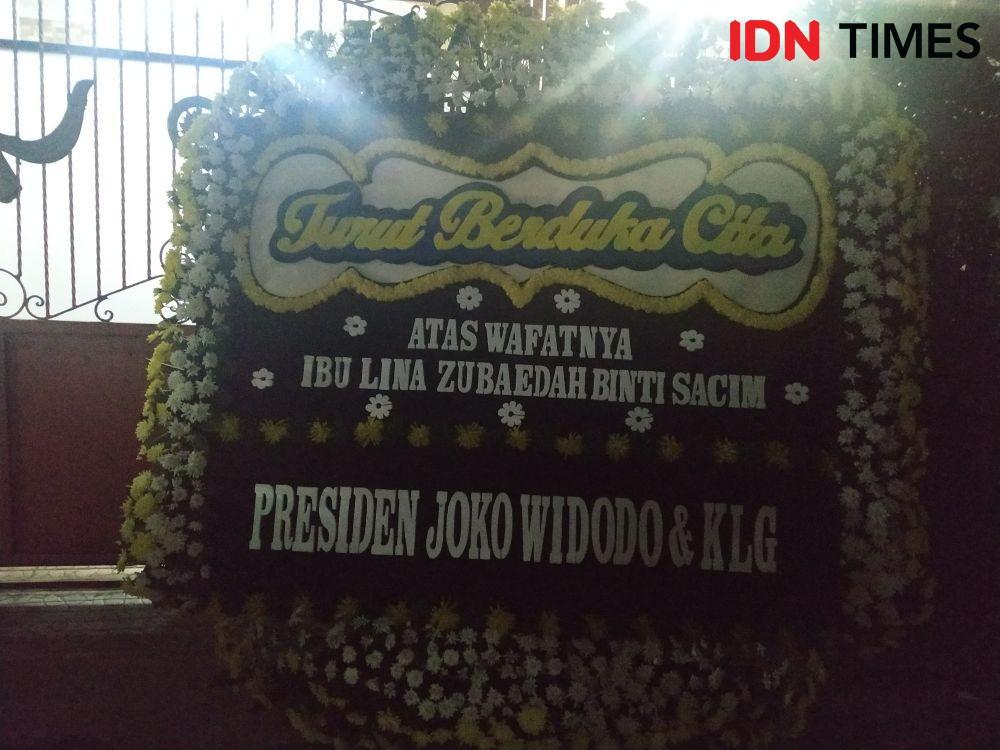 Presiden Jokowi Kirim Bunga untuk Mendiang Ibu Rizky Febian