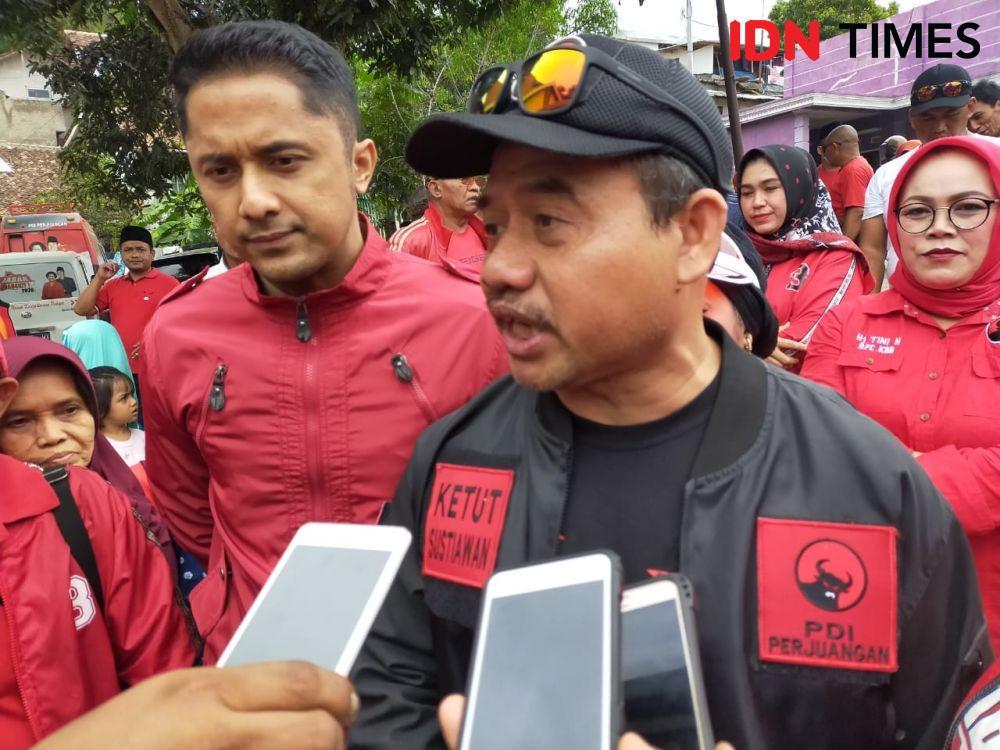 Resmi Jadi Kader PDIP, Hengky Kurniawan Pamer Gunakan Jaket Merah