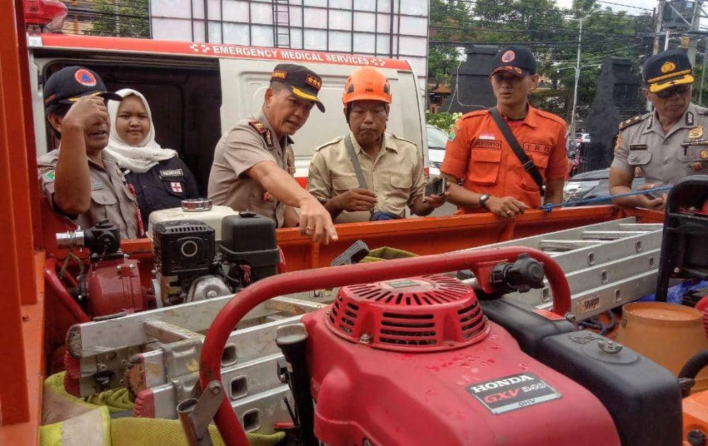Kepolisian Resort Kota Malang Kota bersama petugas dari BPBD dan petugas terkait melakukan pengecekan alat siaga bencana. IDN Times/ Alfi Ramadana