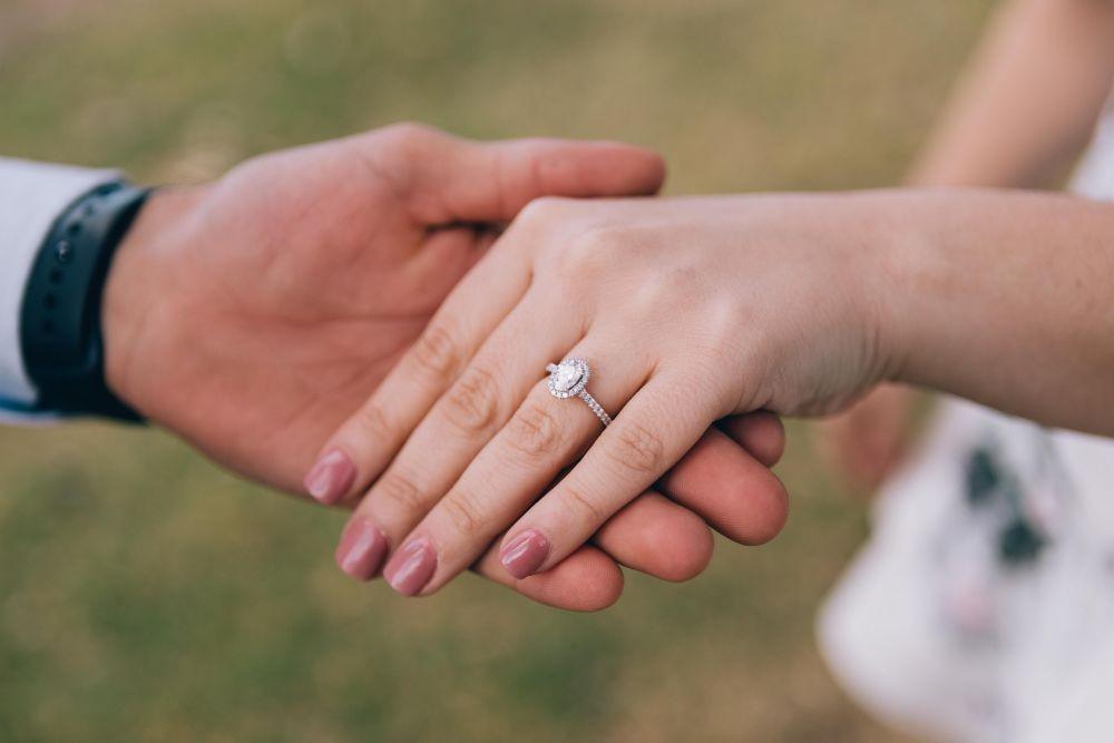 Cara Melamar Pasangan yang Romantis nan Tak Terlupakan, Pasti Diterima