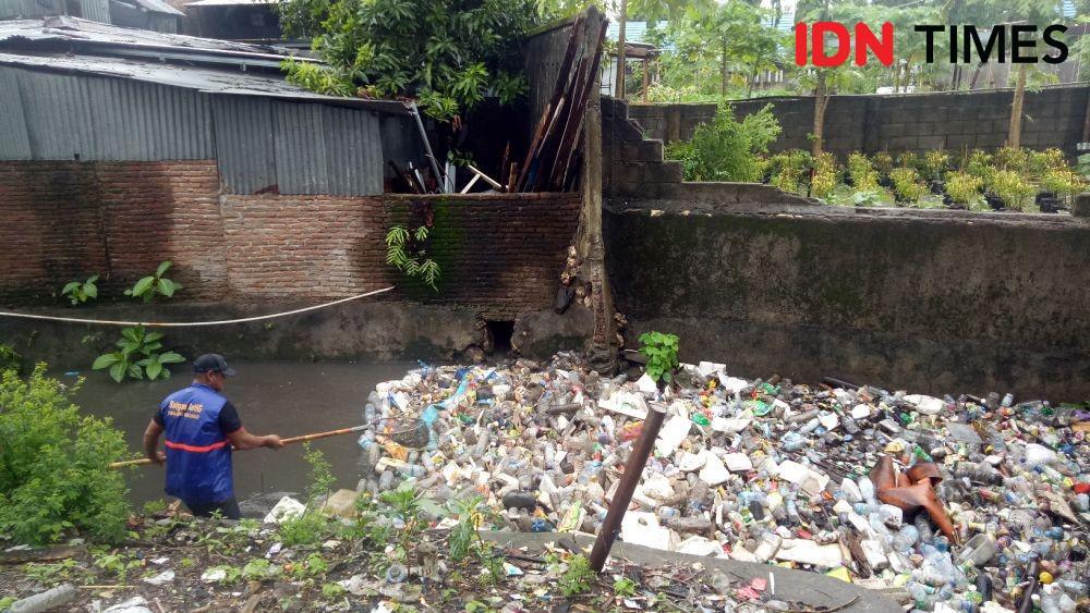 Pj Wali Kota Prihatin Lihat Pintu Air di Makassar Dipenuhi Sampah