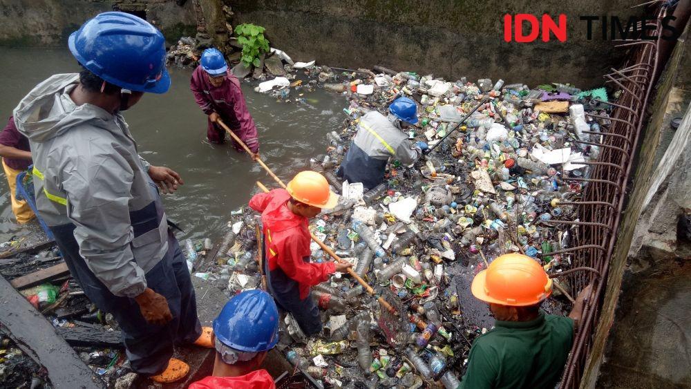Duh, Sampah Plastik Menumpuk di Pintu Air Kota Makassar
