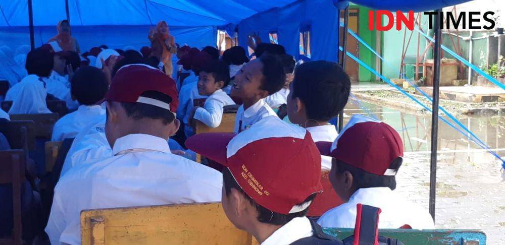 Kondisi tenda darurat tempat siswa SDN Cirimekar 02, Bogor belajar pasca sekolah rubuh akibat hujan lebat (IDN Times/Margith Juita Damanik)