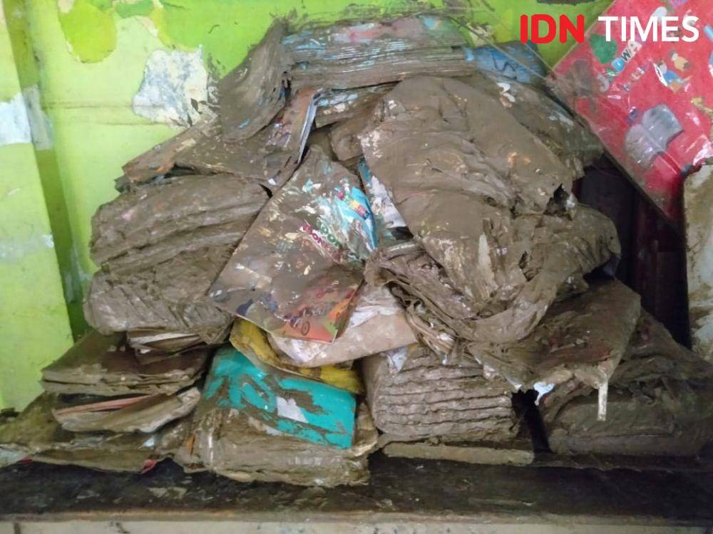 Kondisi SDN Jatirasa V, Kecamatan Jatiasih pada hari pertama berangkat sekolah setelah libur panjang, Senin (6/1) (IDN Times/Dini Suciatiningrum)