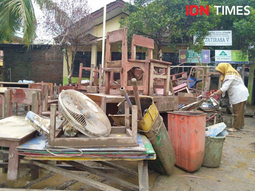 Kondisi SDN Jatirasa V, Kecamatan Jatiasih pada hari pertama berangkat sekolah setelah libur panjang, Senin (6/1) (IDN Times/Dini Suciatiningrum)