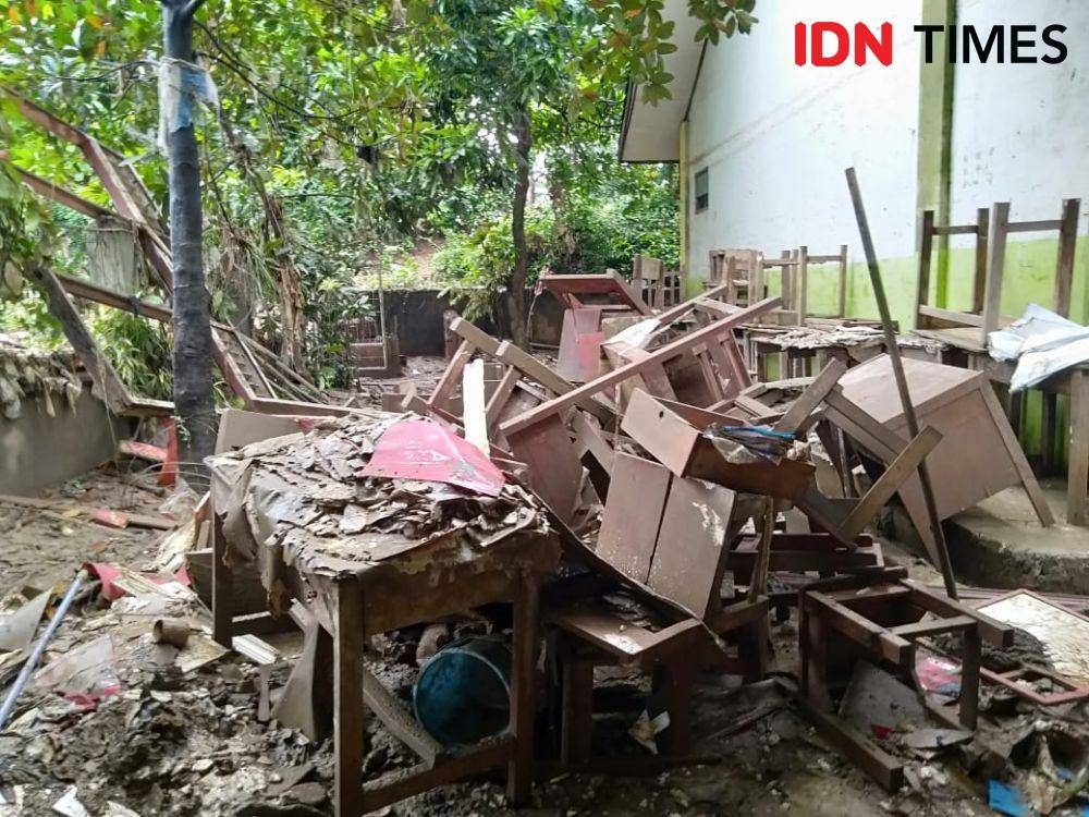 Kondisi SDN Jatirasa V, Kecamatan Jatiasih pada hari pertama berangkat sekolah setelah libur panjang, Senin (6/1) (IDN Times/Dini Suciatiningrum)