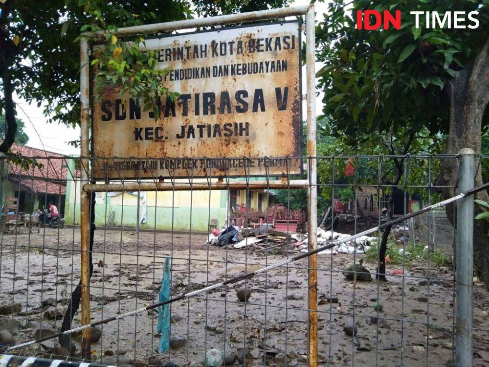 Kondisi SDN Jatirasa V, Kecamatan Jatiasih pada hari pertama berangkat sekolah setelah libur panjang, Senin (6/1) (IDN Times/Dini Suciatiningrum)