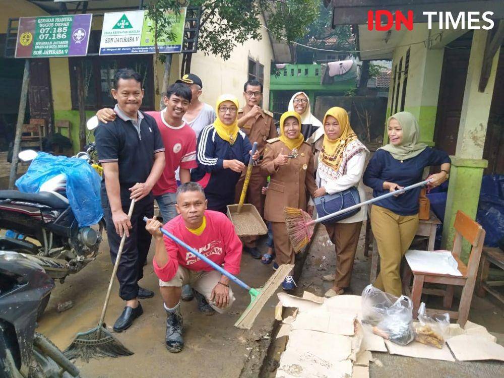 Kondisi SDN Jatirasa V, Kecamatan Jatiasih pada hari pertama berangkat sekolah setelah libur panjang, Senin (6/1) (IDN Times/Dini Suciatiningrum)