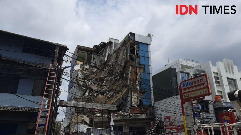 [BREAKING] Tukang Ojek dan Penumpang Jadi Korban Gedung Ambruk Slipi