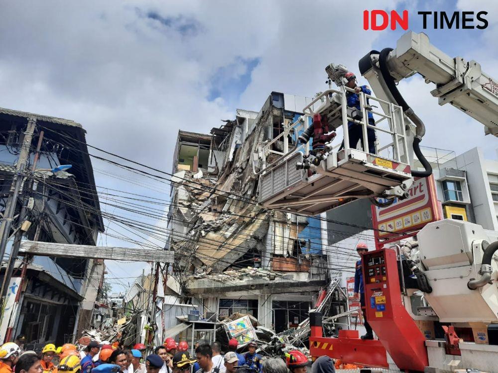 [BREAKING] 5 Orang Sempat Terjebak di Lantai Dua Gedung Ambruk Slipi