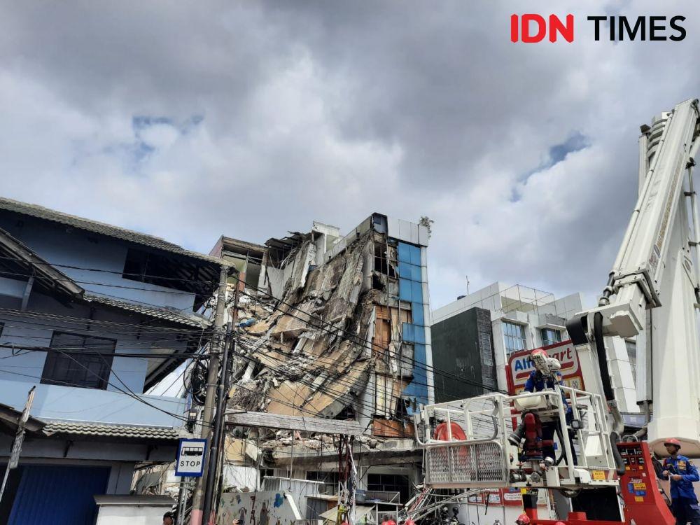 Kesaksian Warga yang Nyaris Tertimpa Gedung Ambruk di Slipi