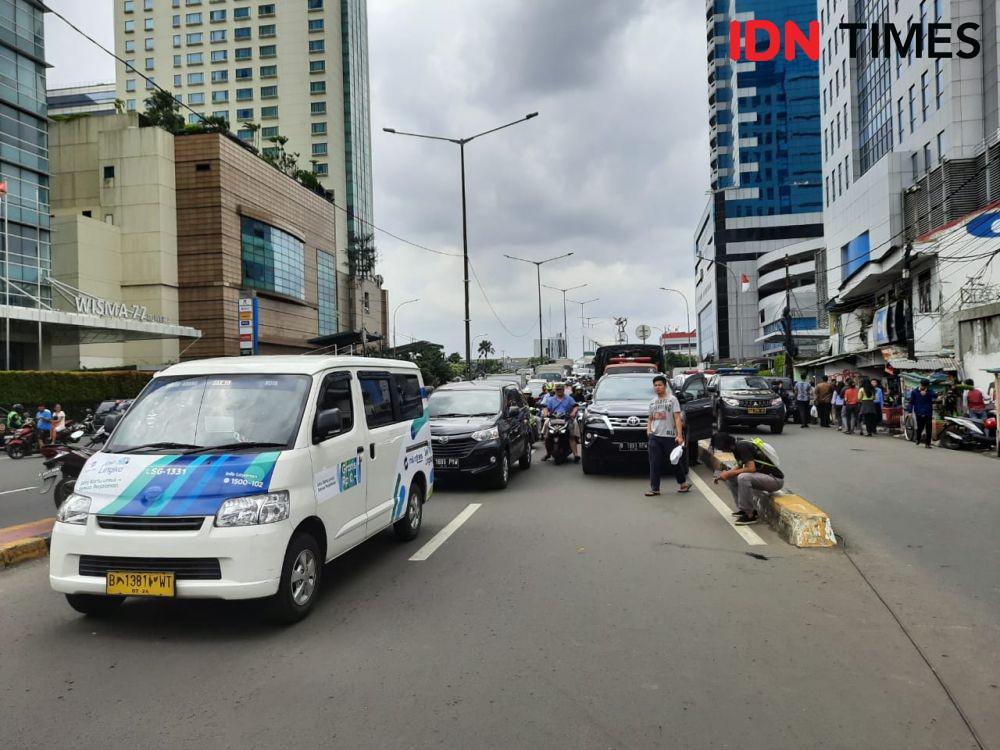 [BREAKING] Jalan Depan Gedung Ambruk di Slipi Macet Parah